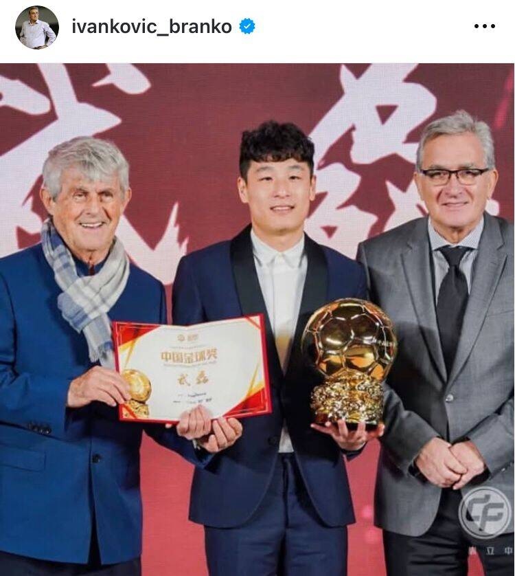  出席中國金球獎頒獎儀式，伊萬曬與武磊、米盧同框照片