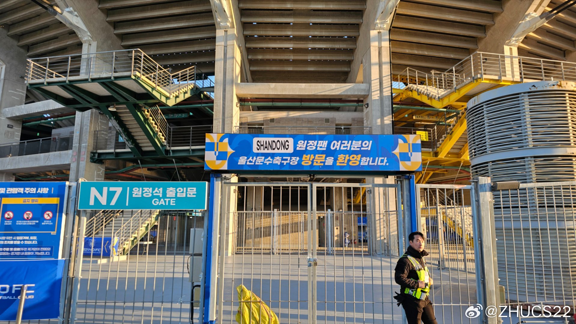 博主：蔚山現(xiàn)場工作人員、轉(zhuǎn)播車、安保在準(zhǔn)備撤場，場外一片安靜