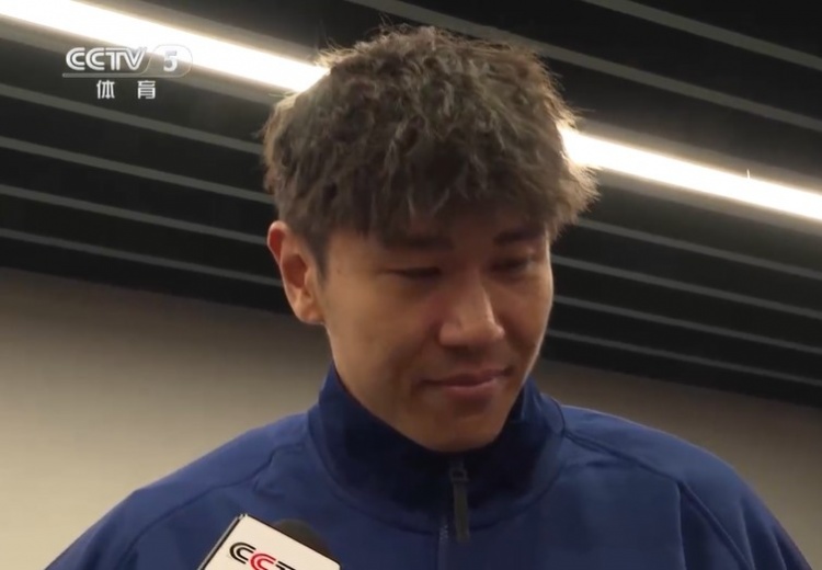  鐵漢柔情！三鎮(zhèn)球員劉奕鳴探望患病小球迷時哽咽