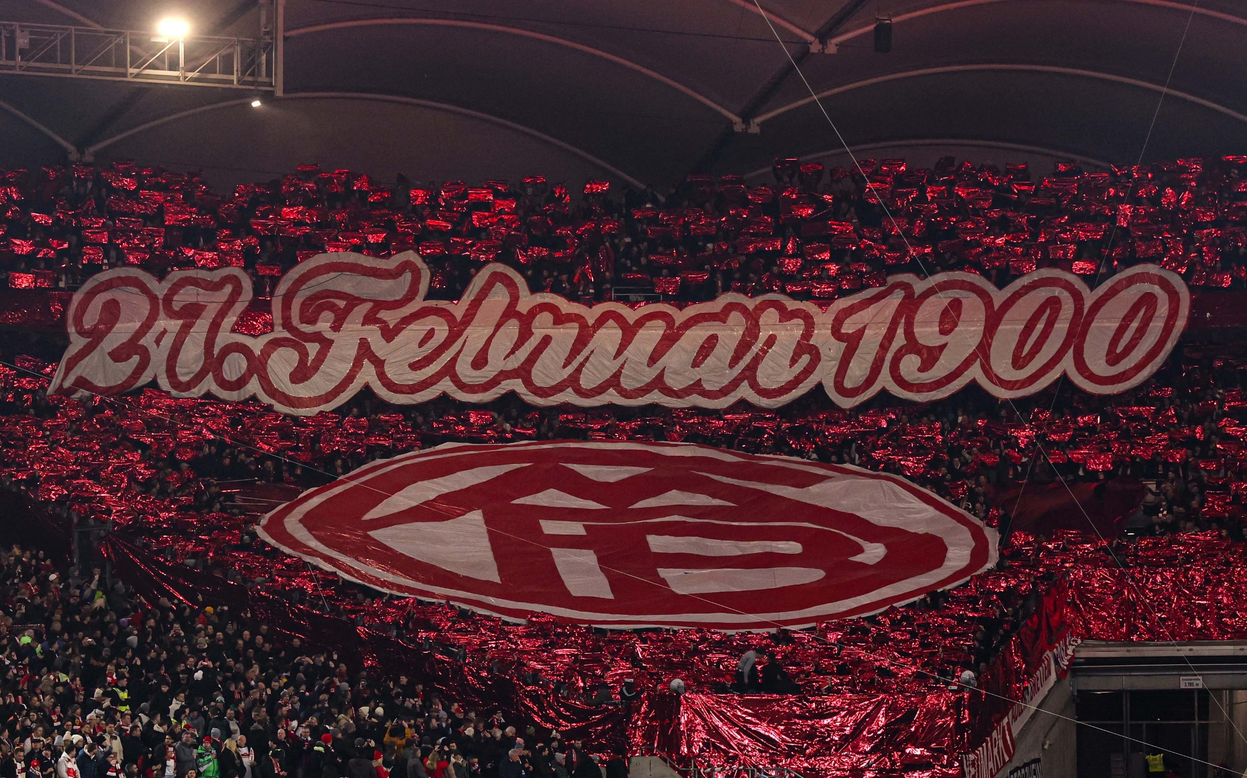 拜仁球迷在看臺(tái)展示TIFO，慶祝俱樂部成立125周年