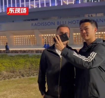  塞爾吉尼奧現(xiàn)身上海八萬人體育場，并與球迷親切打招呼合影
