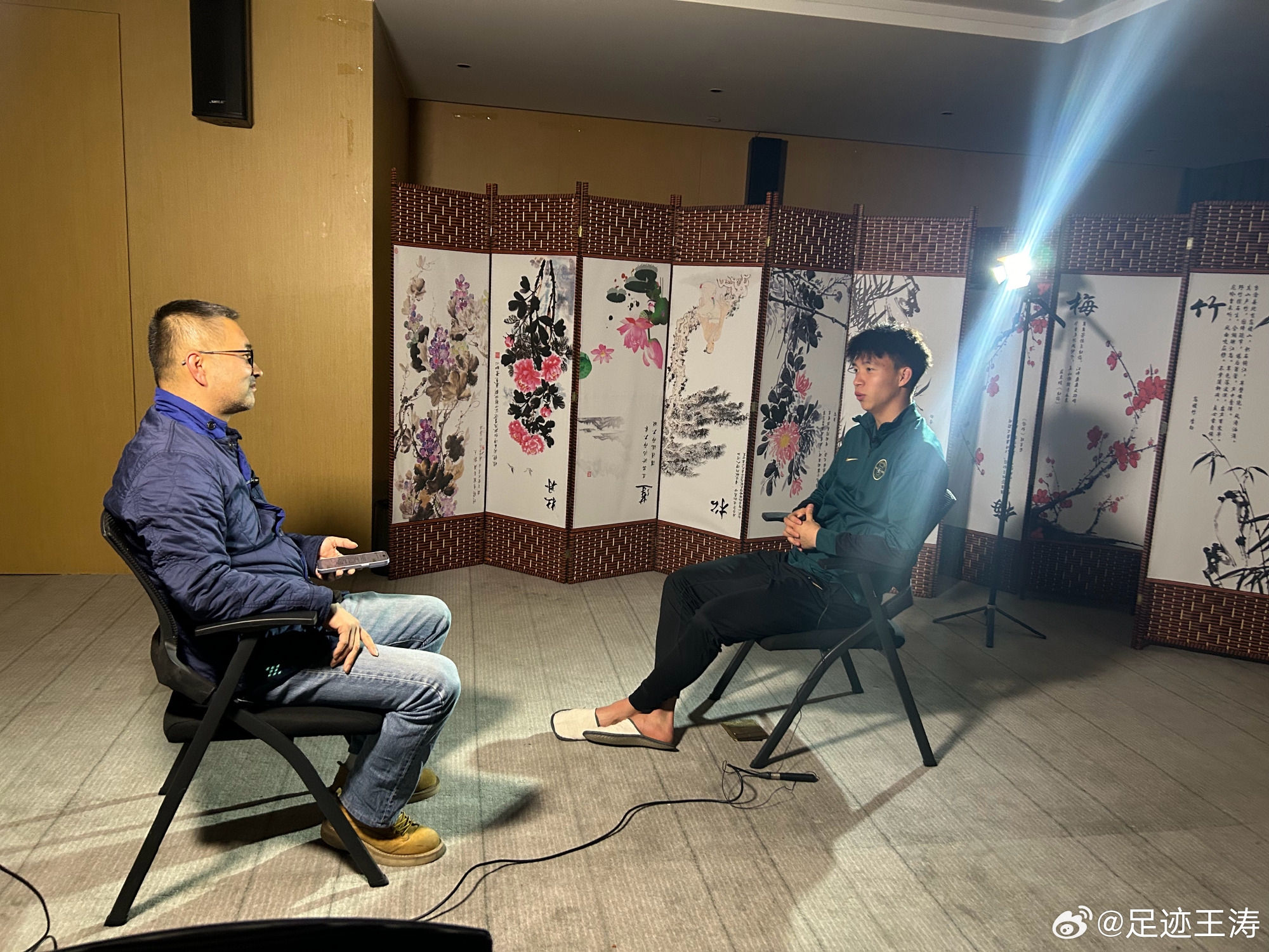  記者：王鈺棟視韋世豪為偶像&想加他微信，現(xiàn)進(jìn)了國(guó)足不知加到?jīng)]