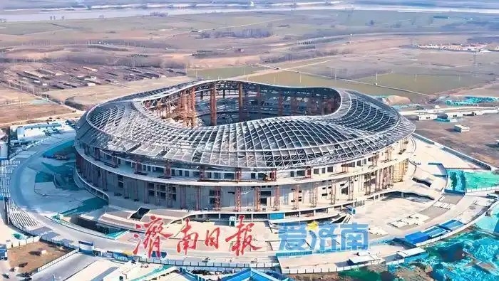  魯媒：戴上1.6萬噸“鋼鐵巨冠”，黃河體育中心球場完成屋蓋施工