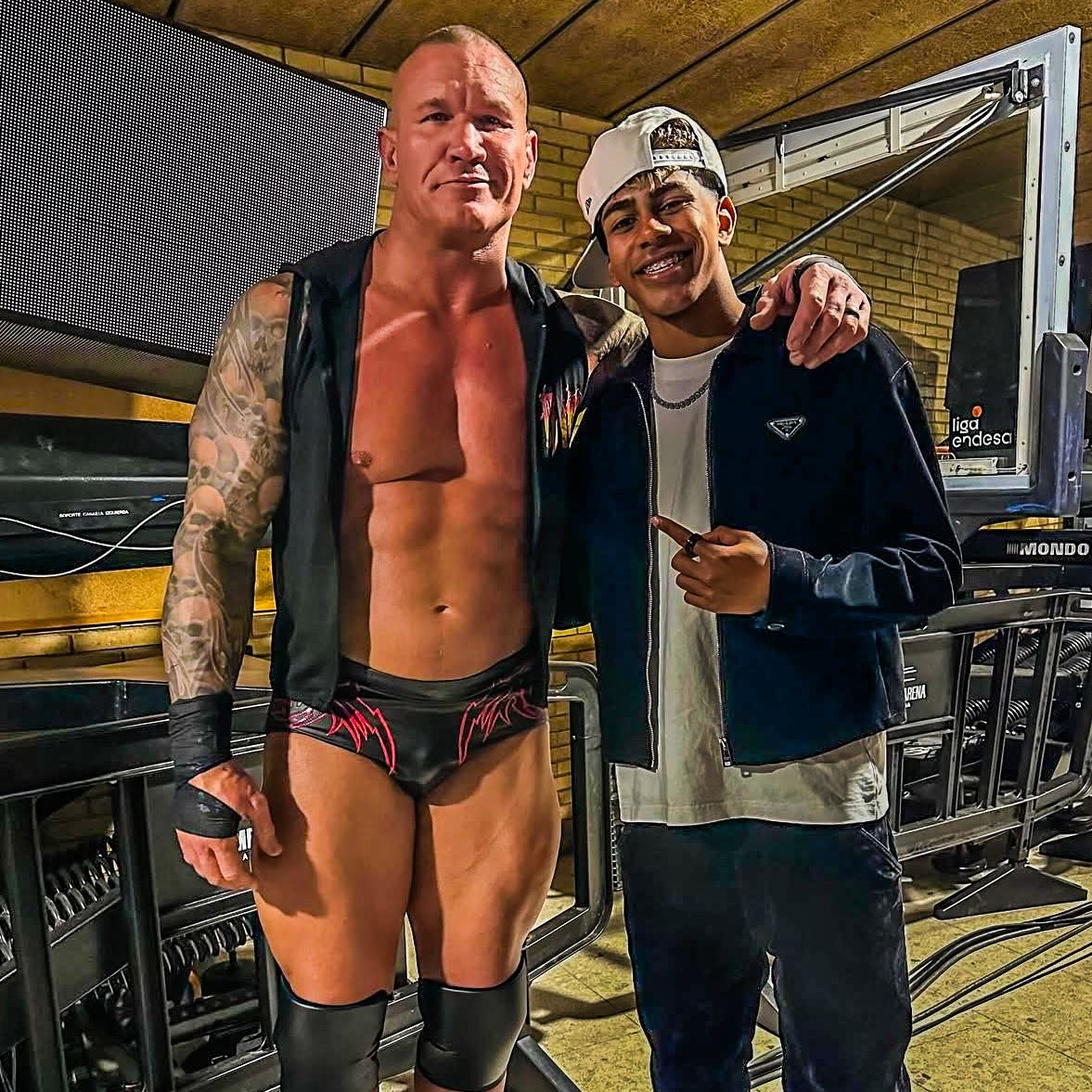  小心RKO！亞馬爾現(xiàn)場觀戰(zhàn)WWE，和奧爾頓、Triple H等合影