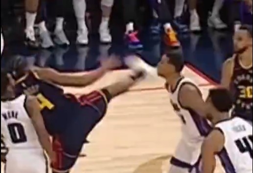  抬腳過高踢到了對手下巴！NBA官方：穆迪這一動(dòng)作被判1級惡犯