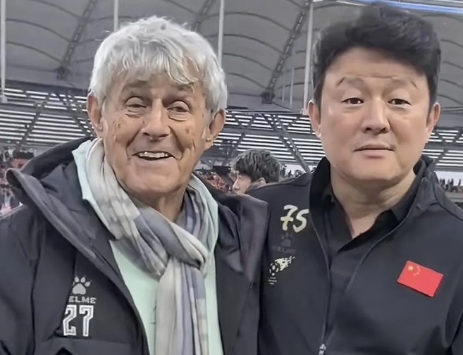  有點(diǎn)像？米盧差點(diǎn)將青島籍演員張磊誤認(rèn)為是孫繼海