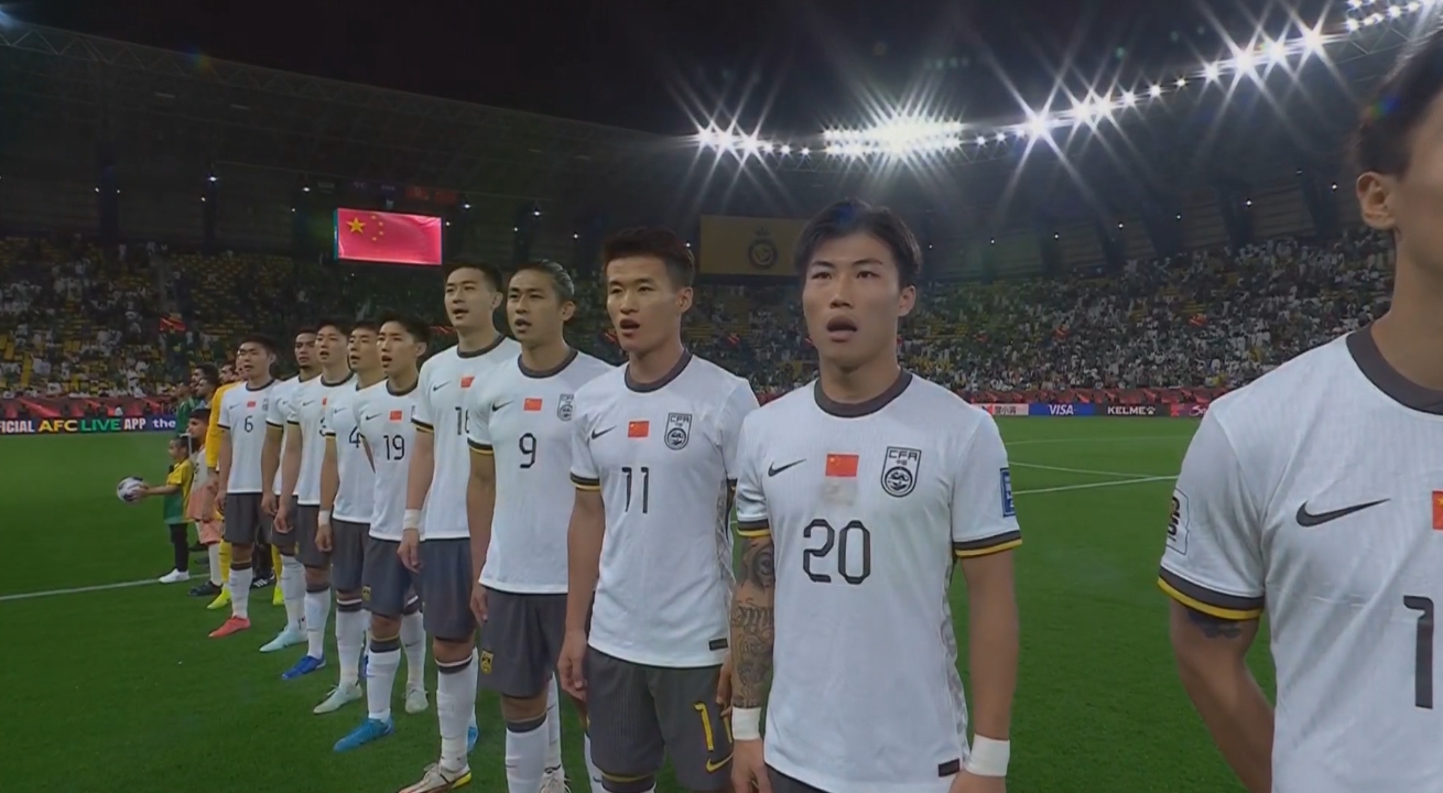  大戰(zhàn)一觸即發(fā)！賽前國(guó)歌儀式，國(guó)足首發(fā)11人高唱國(guó)歌