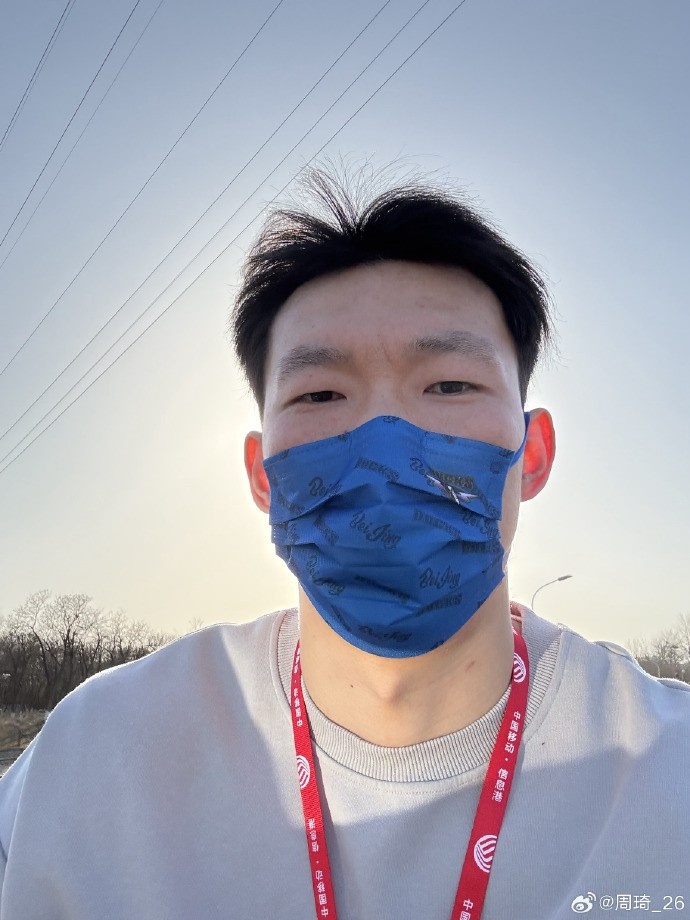  悠閑！周琦騎京牌電動車出行：太陽出來了 開京牌兜兜風(fēng)！