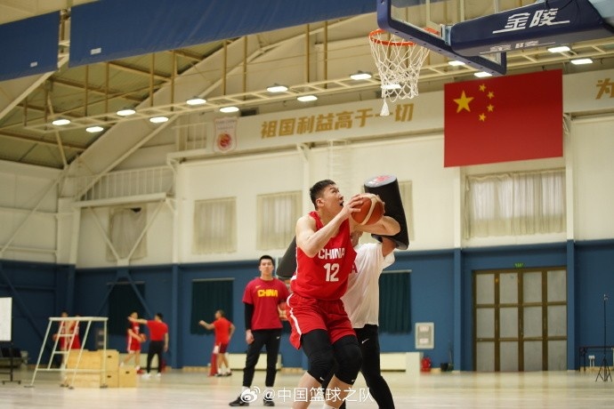  中國籃球之隊官博：大塊頭 大能量 祝李炎哲25歲生日快樂！