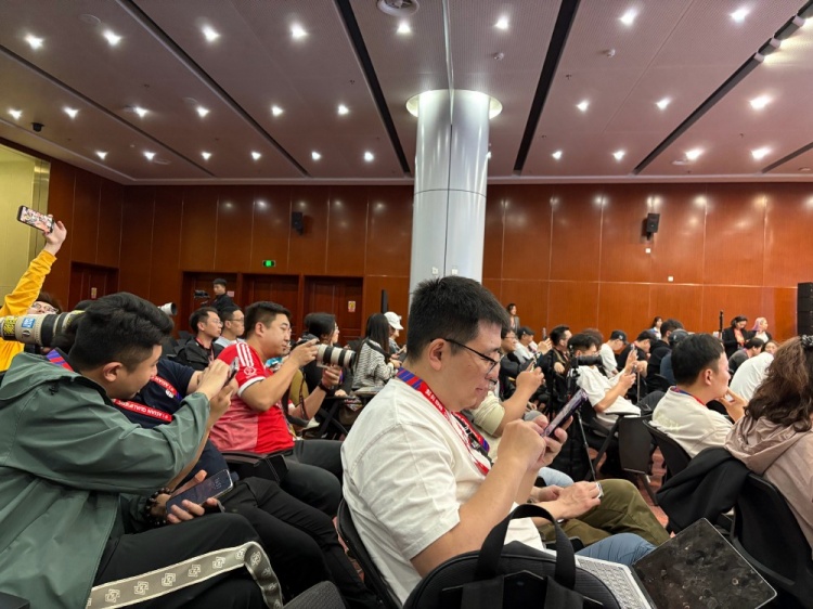  萬眾矚目！記者擠滿國足賽前新聞發(fā)布廳，賽場記者預(yù)計超300人