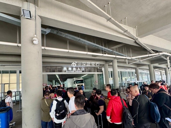  盛況空前！記者曬照：距離中澳之戰(zhàn)還有三小時(shí)，現(xiàn)場(chǎng)記者已超百名