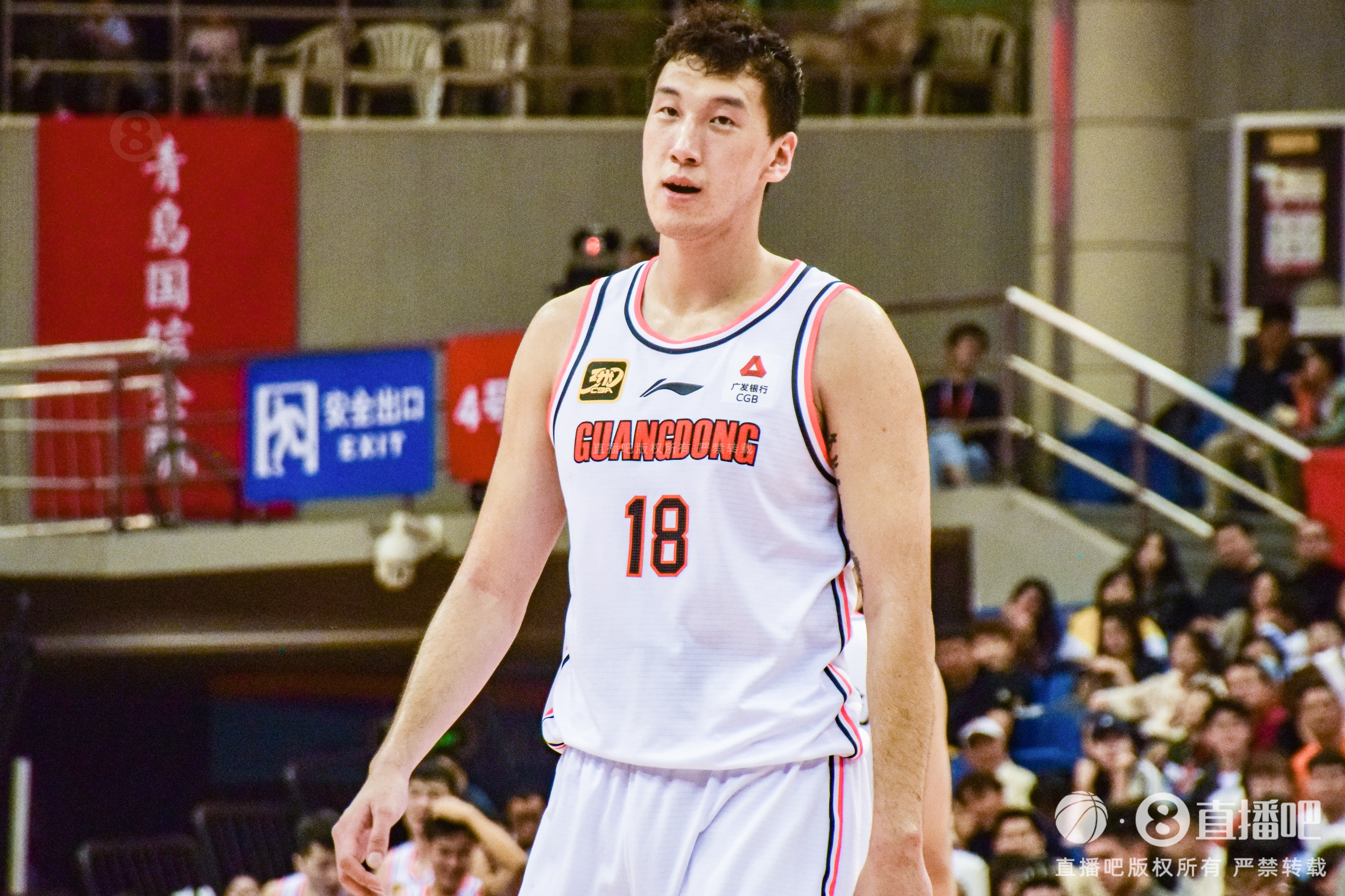  神射手！杜潤旺上半場三分5中4得到12分1板1助1斷