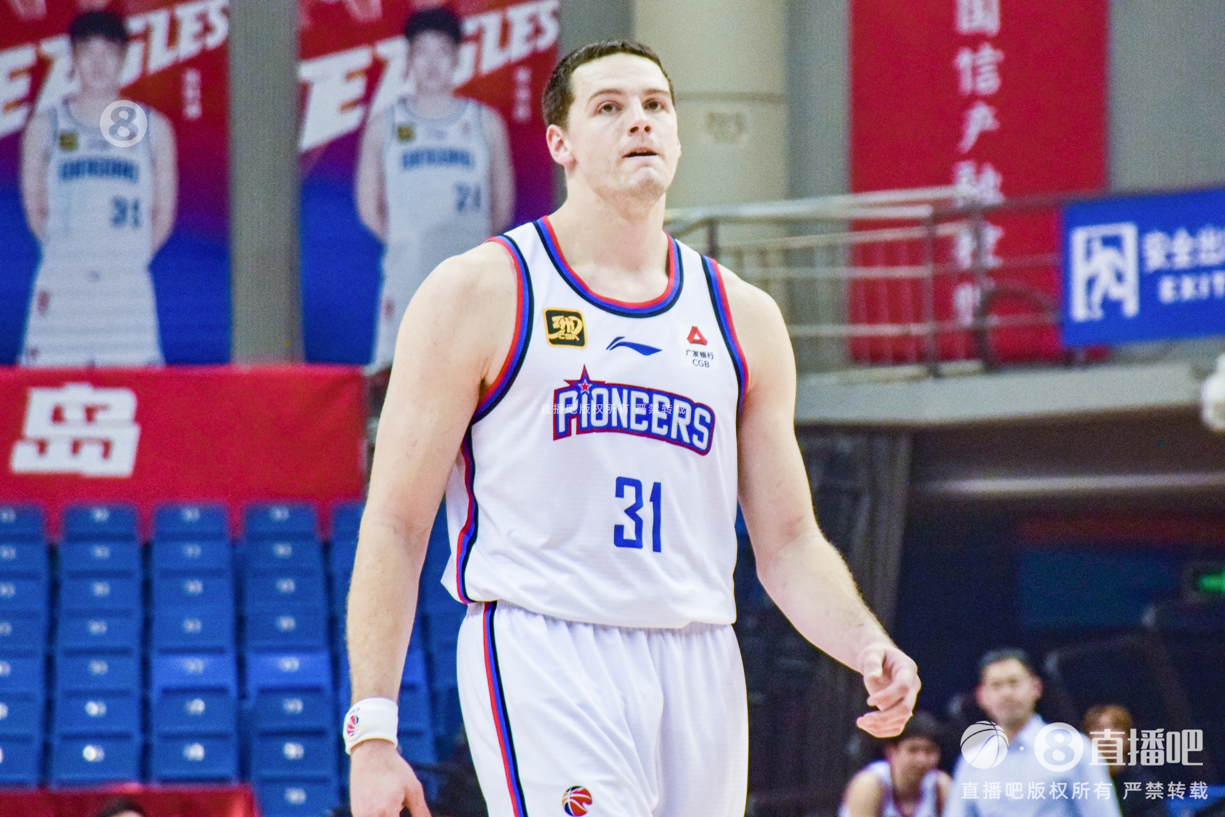 手感來遲了！大衛(wèi)-詹姆斯19中7&三分10中4拿到18分15籃板