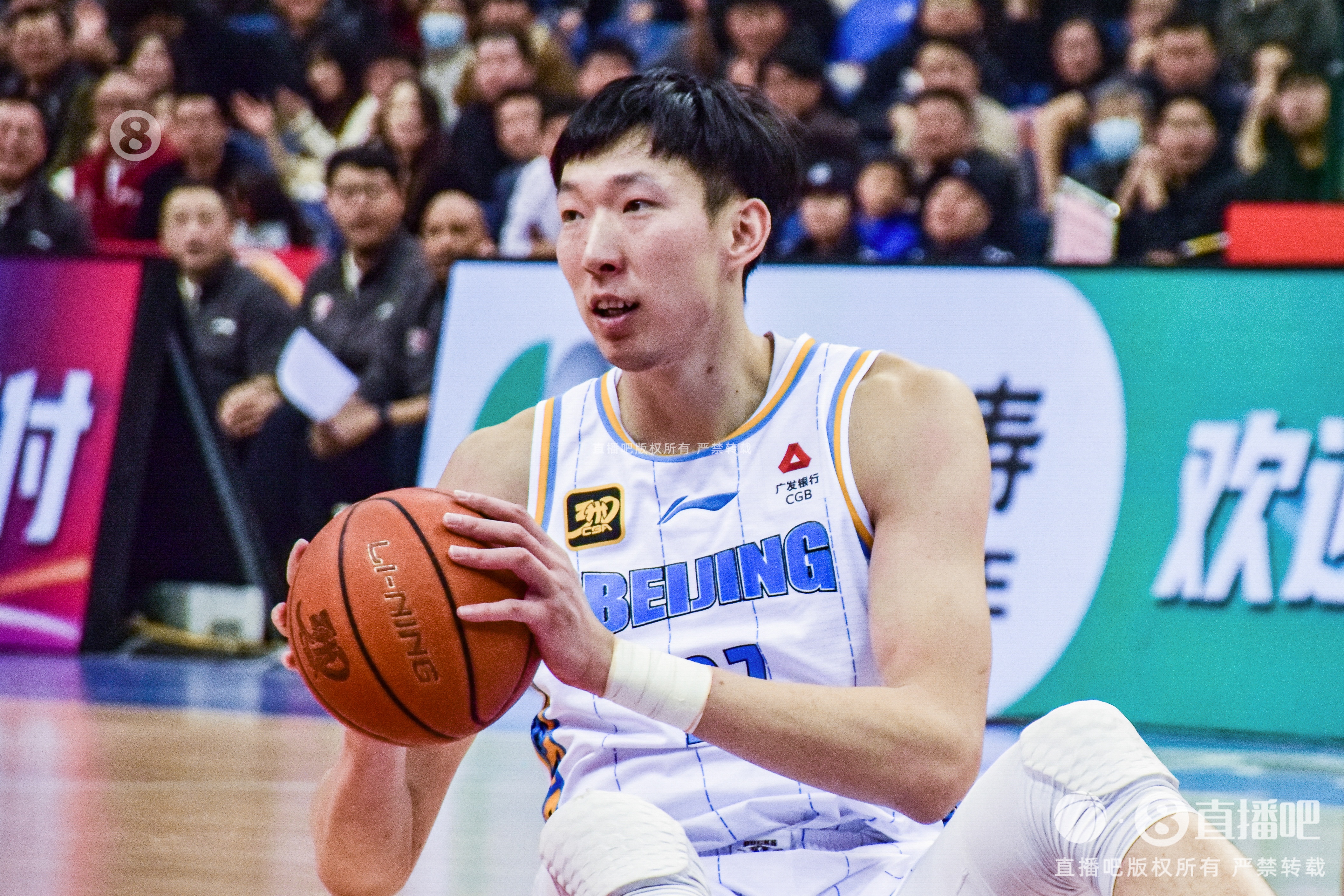  定海神針！周琦內(nèi)線攻防在線 半場6中5貢獻(xiàn)12分6籃板2蓋帽