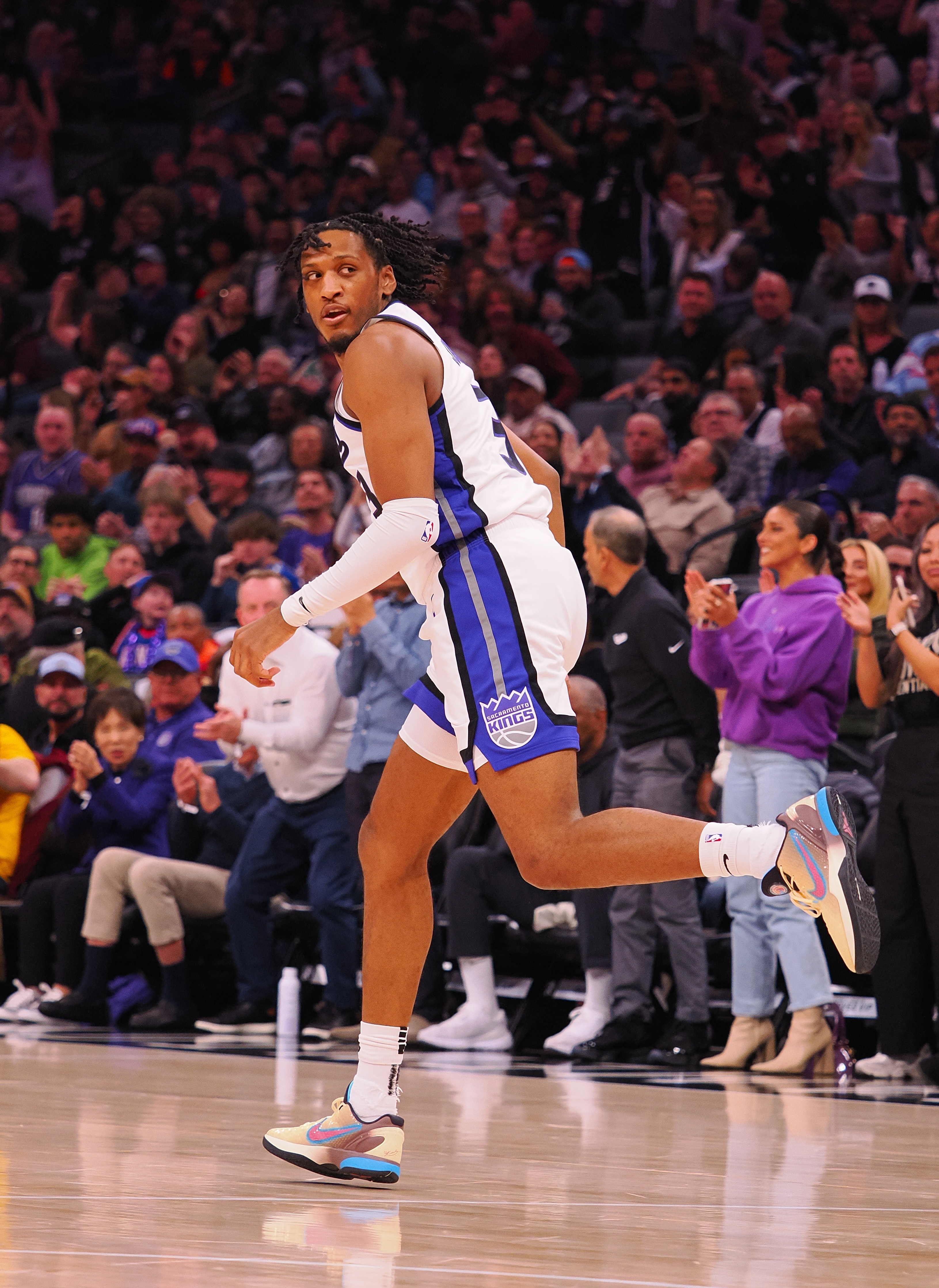  Shams：國(guó)王將與雙向球員艾薩克-瓊斯簽訂兩年標(biāo)準(zhǔn)NBA合同
